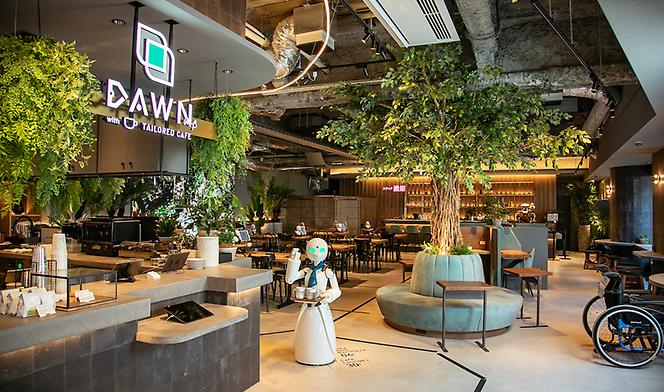 日本Avatar Robot Cafe DAWN ver.β店內環境寬敞雅致，備有多個替身機械人提供備餐及送餐服務（相片來源：Avatar Robot Cafe DAWN）