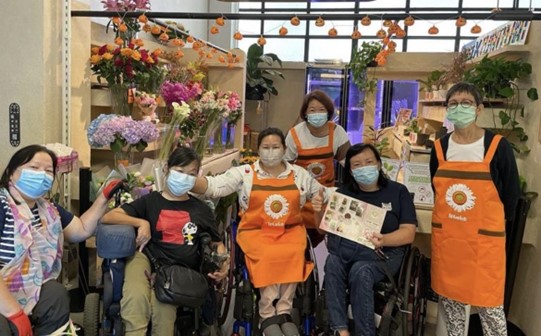 與學生們在中環店外的合照